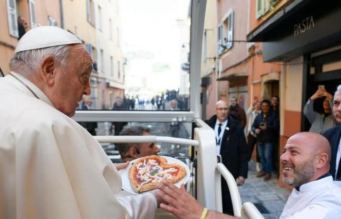 VIDÉO. Quand le pape François bénissait une pizza à Ajaccio