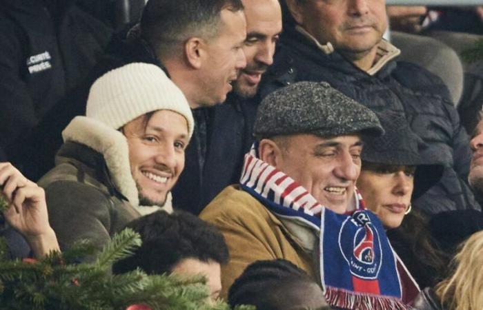 Vianney avec un membre de sa famille, Caroline Receveur avec son mari… Du beau monde dans les tribunes du Parc des Princes pour PSG-OL (PHOTOS)