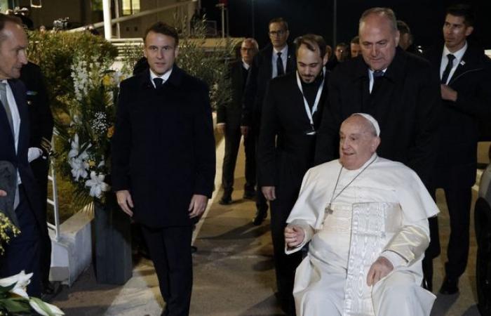 Messe géante, bain de foule, rencontre avec Emmanuel Macron… Ce qu’il faut retenir de la visite historique du pape François en Corse