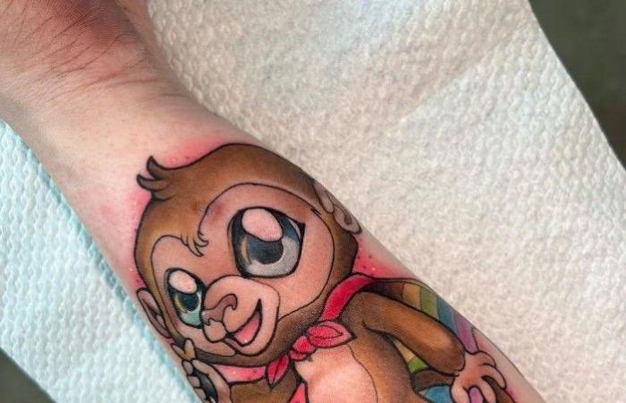 Les tatouages ​​de Noa-Lynn van Leuven expliqués, d’un singe fléchette portant une cape arc-en-ciel sur son bras lanceur à une plume