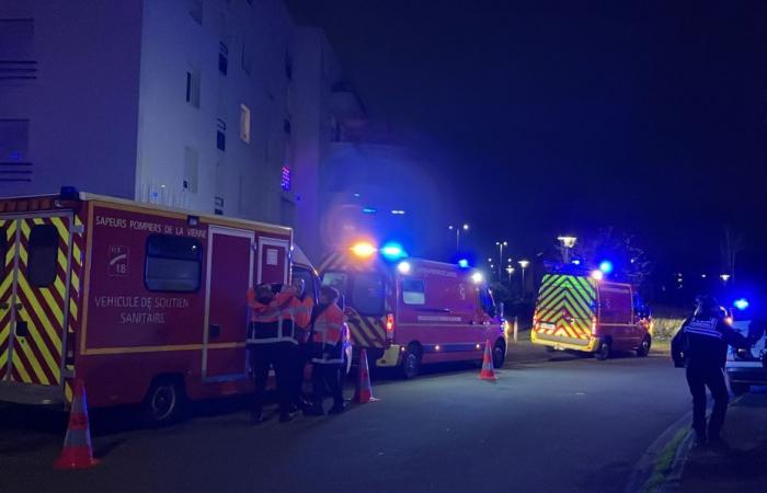 Un incendie se propage dans un parking souterrain du quartier des Trois-Cités à Poitiers, les pompiers interviennent actuellement