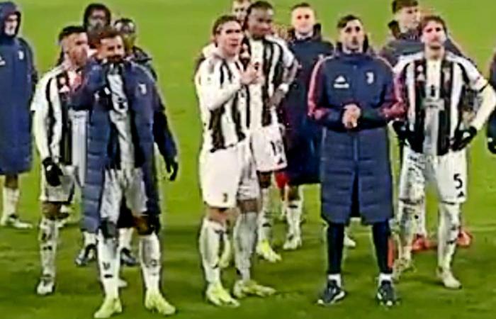 La bannière des ultras de la Juventus pour Vlahovic qu’ils n’ont pas laissé entrer dans le Stade