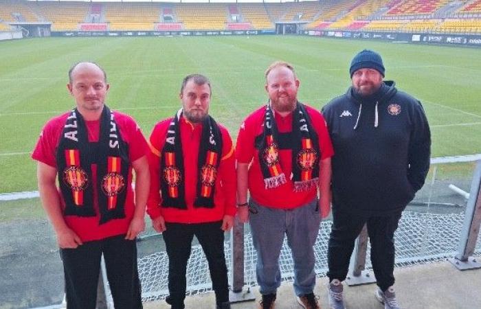 Le groupe de supporters des « Dragons Rouges » s’apprête à encourager le RC Calais samedi soir.