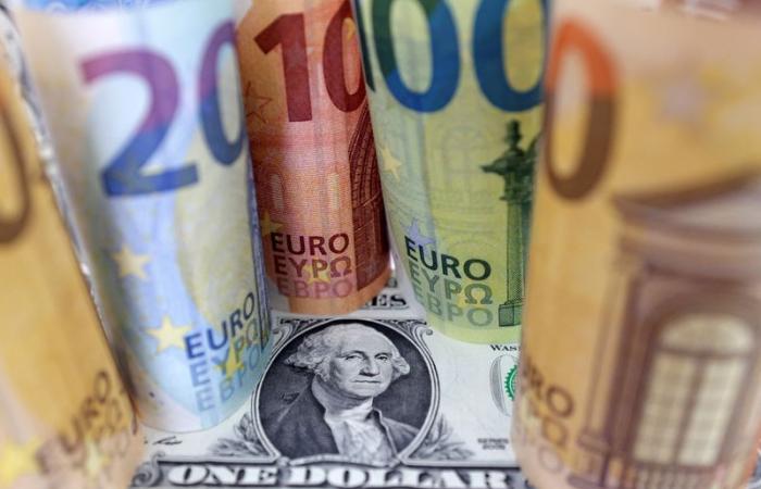 Le dollar reste stable par rapport à ses pairs alors que la Fed réduit ses taux d’intérêt