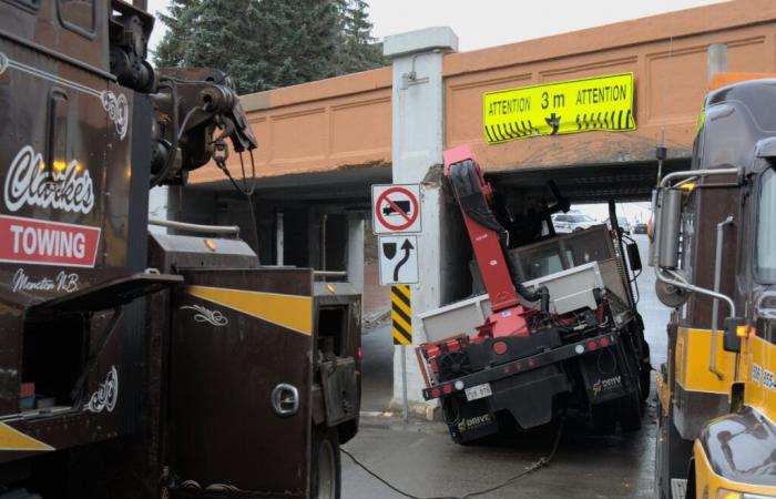 un autre camion coincé sous le viaduc