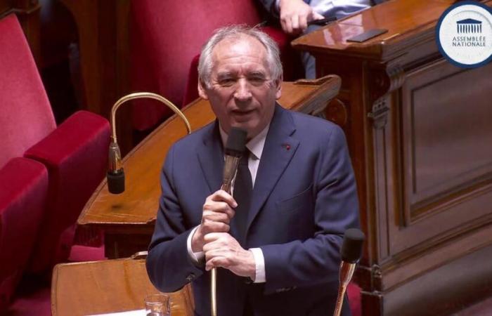 François Bayrou défend sa présence au conseil municipal pendant la crise à Mayotte, face aux accusations de Mathilde Panot