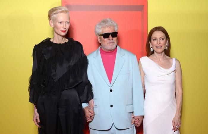 Pedro Almodovar entouré de Julianne Moore et Tilda Swinton à Paris