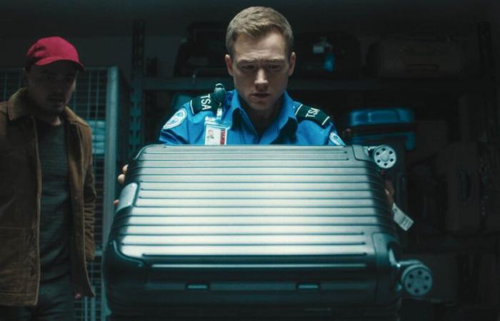 La fin du « bagage à main » expliquée par la star Taron Egerton