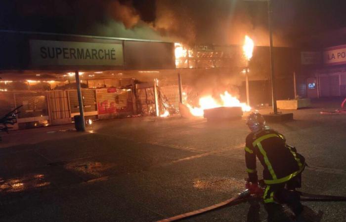 un centre commercial ravagé par un incendie à Saint-Jean, une piste criminelle de premier plan