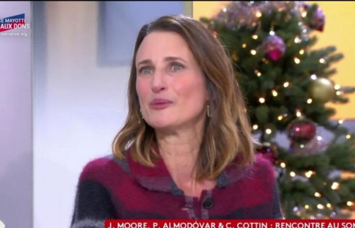 Camille Cottin aborde modestement un sujet très personnel sur sa famille devant Pedro Almodovar (ZAPTV)