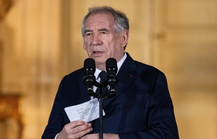 François Bayrou répond à la polémique sur sa présence critiquée au conseil municipal en pleine crise à Mayotte