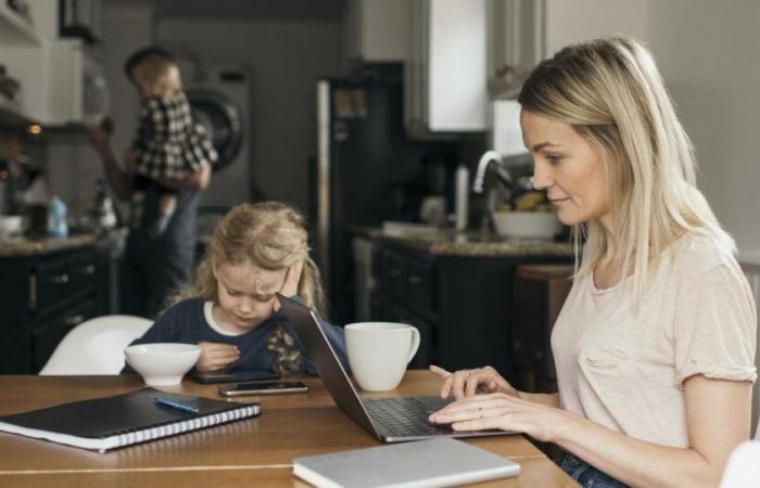 Combien recevra une femme qui reste « au foyer » pendant une longue période ?