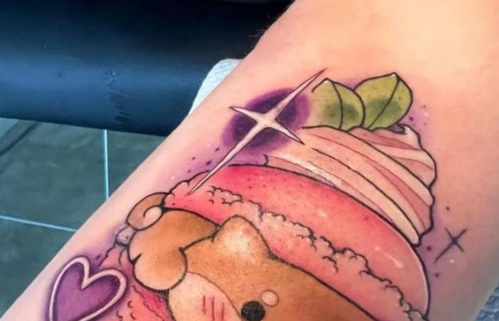 Les tatouages ​​de Noa-Lynn van Leuven expliqués, d’un singe fléchette portant une cape arc-en-ciel sur son bras lanceur à une plume