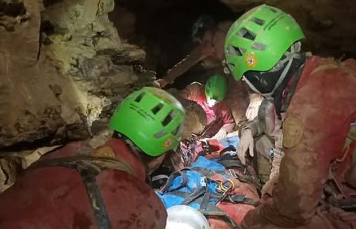 un spéléologue tombe dans une grotte, les secours toujours en cours