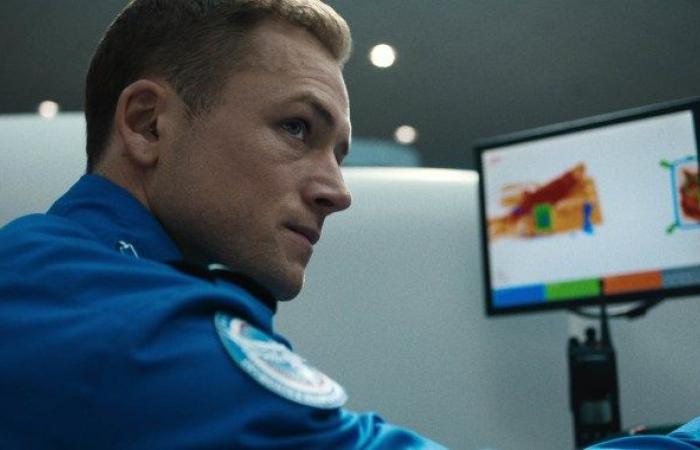 La fin du « bagage à main » expliquée par la star Taron Egerton