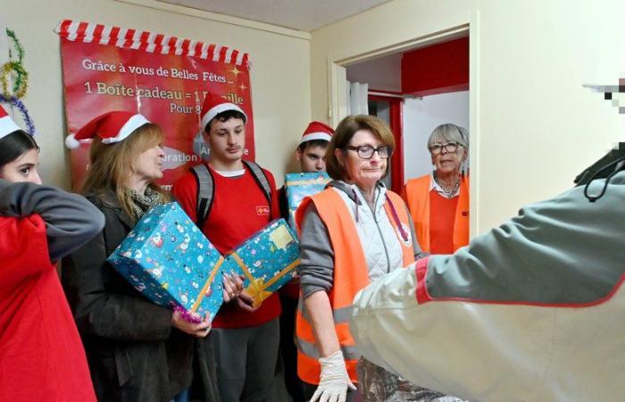 l’Ecole de la Deuxième Chance et ses stagiaires deviennent le Père Noël et distribuent des cadeaux à la Croix Rouge