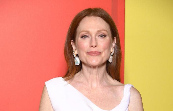 Julianne Moore incarne le minimalisme des années 90 dans la robe The Row à l’avant-première de “The Room Next Door” à Paris