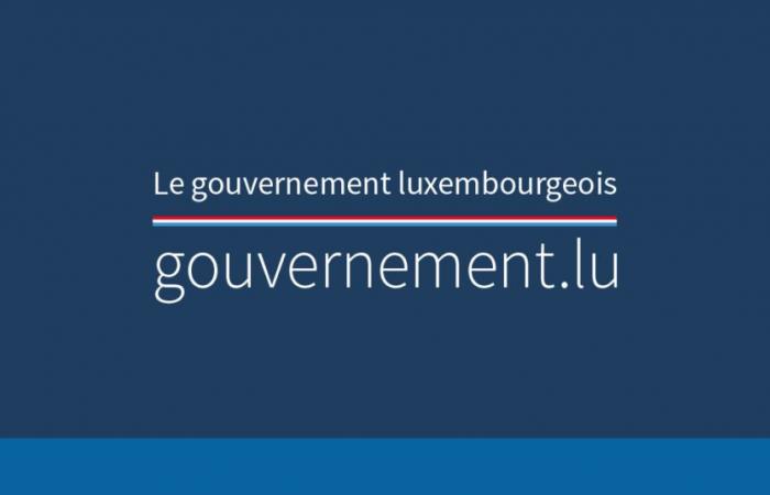 Yuriko Backes et Lex Delles visitent le port de Mertert, suite à l’incident survenu sur la Moselle allemande et confirment la mobilisation du gouvernement pour soutenir les entreprises impactées