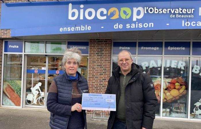 A Beauvais, Biocoop reverse à Emmaüs la marge réalisée suite à une collecte, soit 272 euros