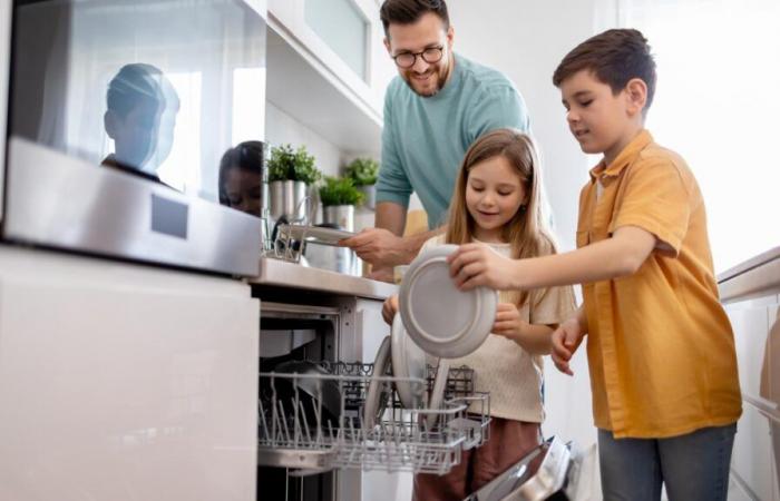 Les tâches domestiques, facteur d’inégalité entre filles et garçons de 10 ans et plus