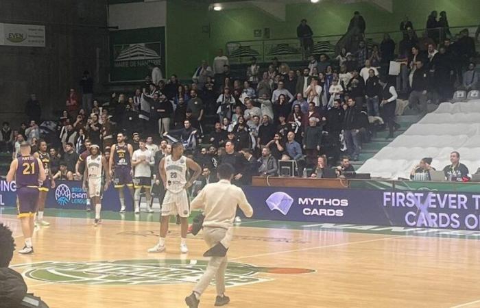 à Nanterre, un match de Ligue des champions interrompu après l’irruption d’un militant pro-palestinien