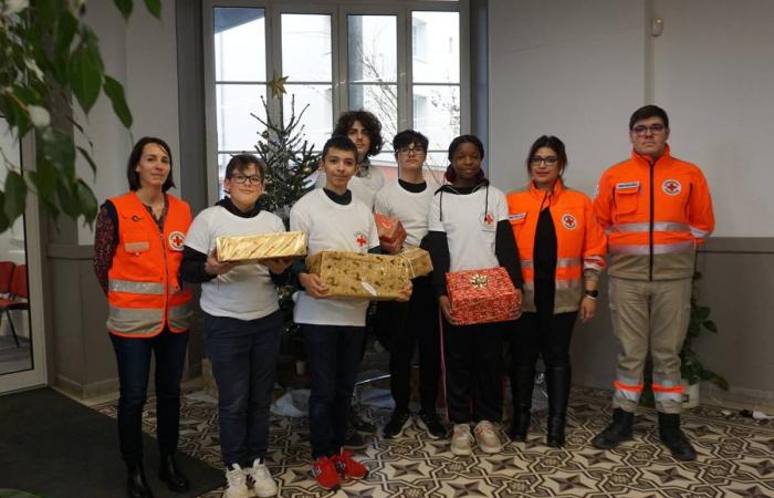 Les étudiants du collège Hélène Boucher de Chartres offrent une cinquantaine de colis de Noël à la Croix-Rouge