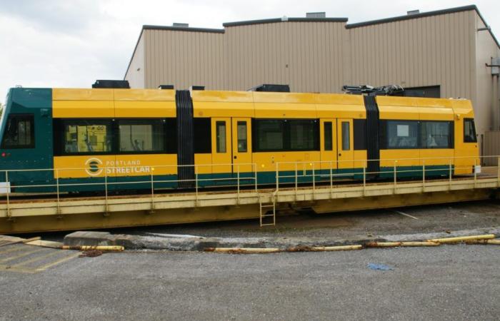 Le tramway de Portland attend la sortie de la voiture 032 pour entrer dans le service des recettes