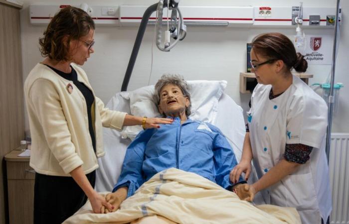 A Poitiers, les élèves s’entraînent aux bons gestes sur un mannequin plus vrai que nature