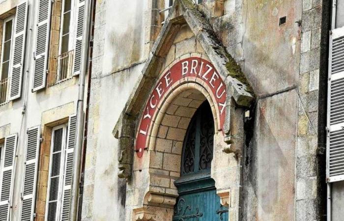 Une vingtaine de personnels du lycée Brizeux de Quimper ont débrayé