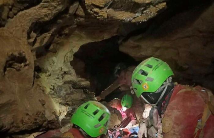 Un chercheur blessé sauvé d’une grotte