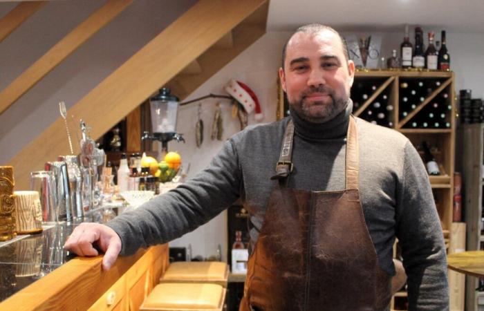 Connu pour son camion vintage sur les marchés, ce caviste ambulant ouvre son bar caveau au Mans