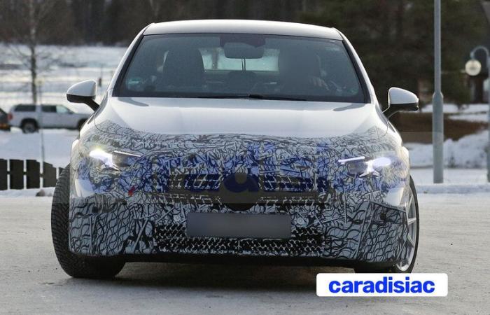 Partiellement dépouillée de son camouflage, la nouvelle Mercedes CLA dévoile quelques-uns de ses secrets.