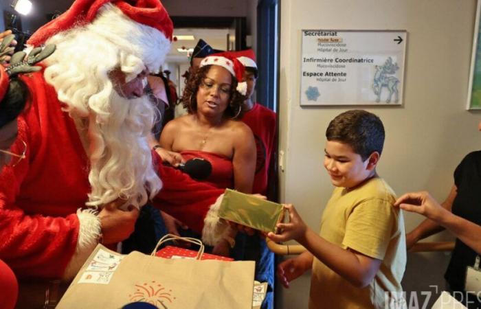 Un Noël enchanté pour les enfants du CHU Sud grâce à Symbiose médicale et la police nationale