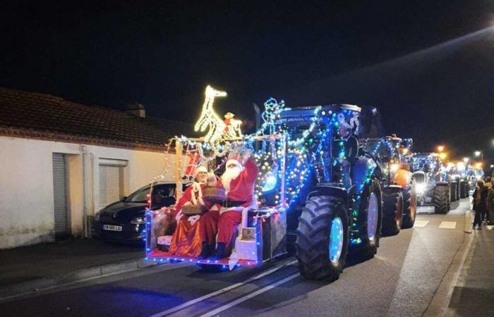 Avant Noël, 100 agriculteurs défilent sur des tracteurs illuminés dans cette commune de Loire-Atlantique