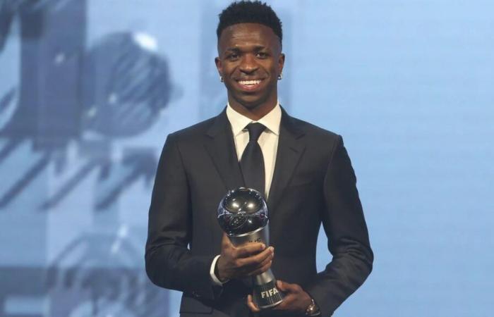 Vinicius Junior se remet de la douleur du Ballon d’Or et remporte le prix du meilleur joueur de la FIFA