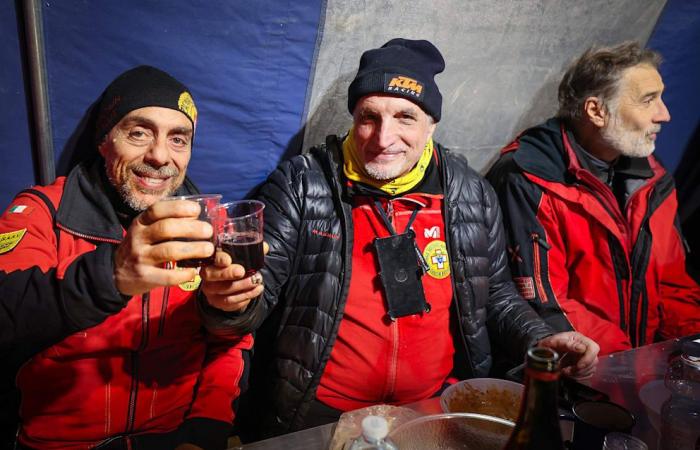 Chercheur sauvé d’une grotte : les sauveteurs font la fête avec du vin rouge et de la carbonara !