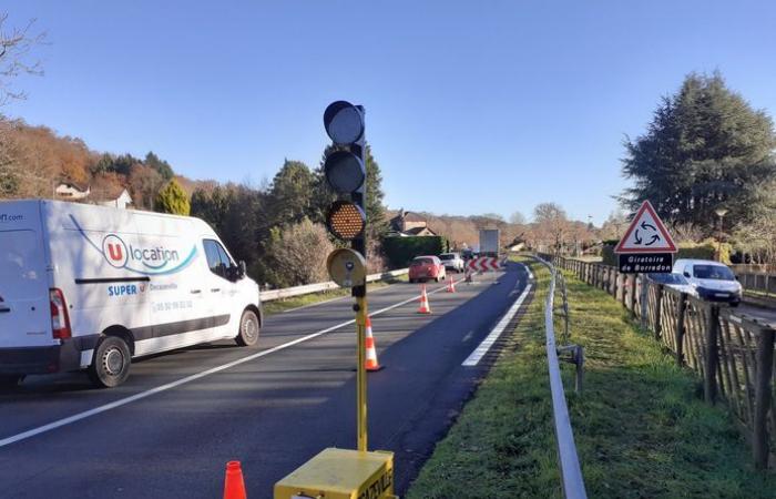 Gros travaux d’urgence dans le lit du Riou-Mort, sous la RD 840 effondrée à Firmi