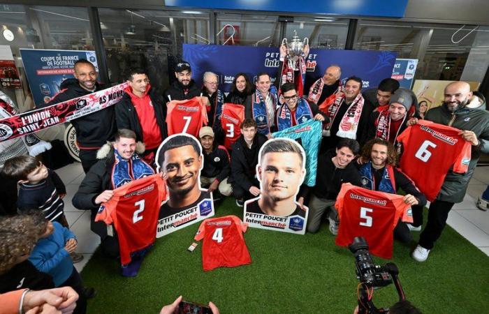 « Nous ne voulons pas l’endommager ! » Remise des maillots en grande pompe pour les joueurs de l’USJFC