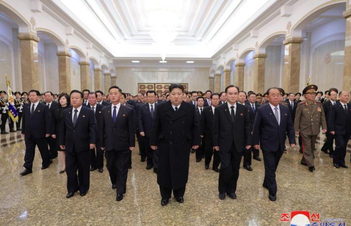 Kim Jong Un poursuit son hommage annuel à son défunt père à l’occasion du 13e anniversaire de sa mort.