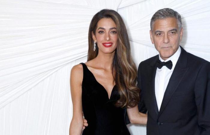 De passage en France, Amal Clooney ose le microshort en jean