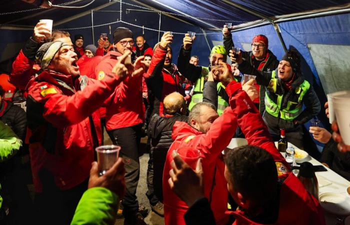 Chercheur sauvé d’une grotte : les sauveteurs font la fête avec du vin rouge et de la carbonara !