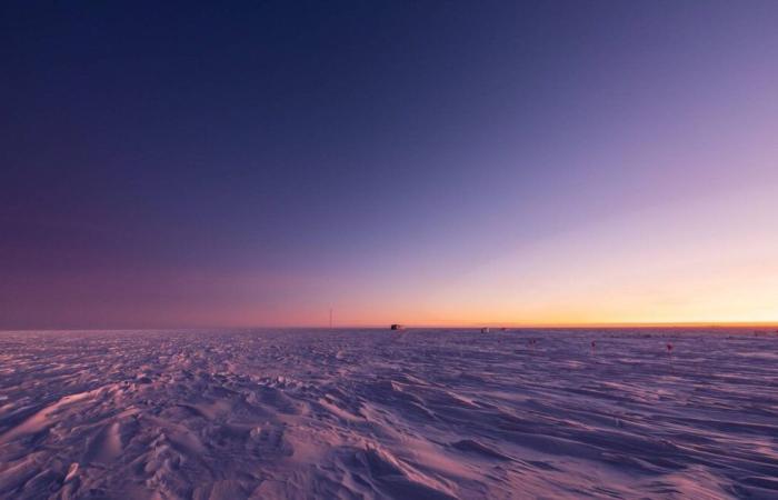 Il part en expédition en Antarctique pour prouver que la Terre est plate et découvre qu’il avait tort.