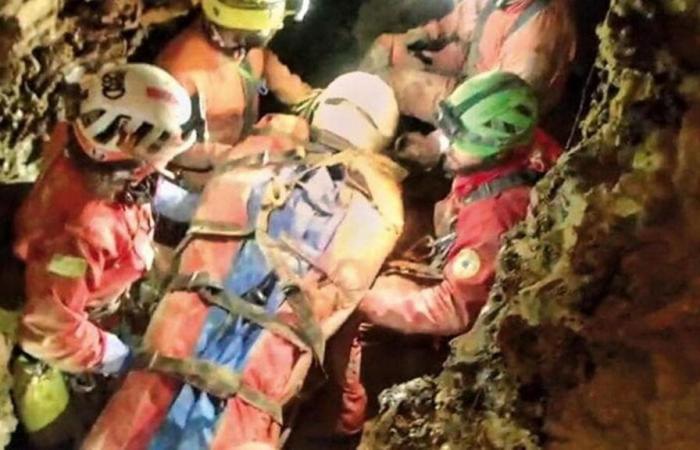 Ottavia Piana, emmenée en lieu sûr hors de la grotte, est blessée. Actuellement hospitalisé à Bergame