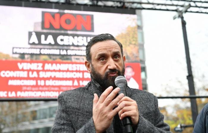 Cyril Hanouna participe à une manifestation devant l’Arcom pour défendre sa chaîne