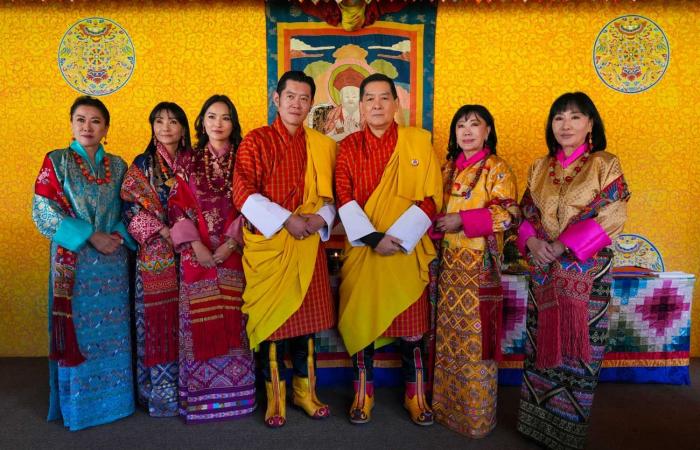 Le roi Jigme Khesar, son héritier, son père, les reines, princes et princesses du Bhoutan réunis pour la fête nationale