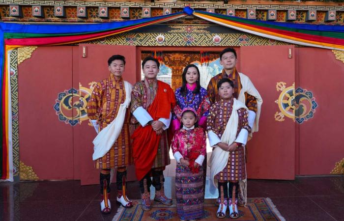 Le roi Jigme Khesar, son héritier, son père, les reines, princes et princesses du Bhoutan réunis pour la fête nationale