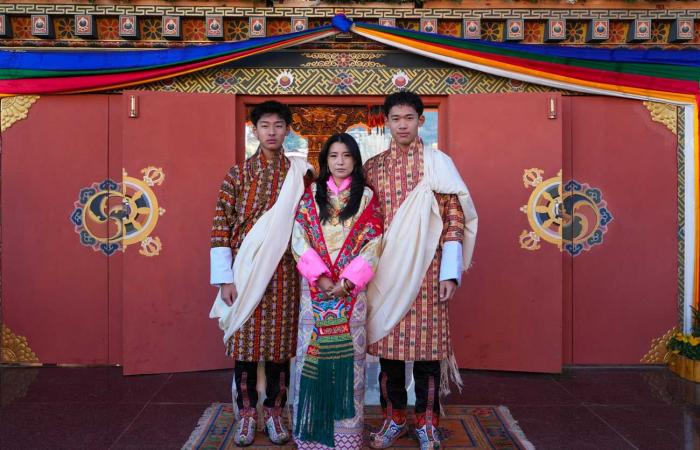 Le roi Jigme Khesar, son héritier, son père, les reines, princes et princesses du Bhoutan réunis pour la fête nationale