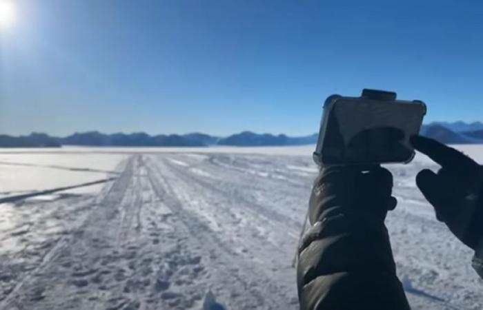 Après une expédition au pôle Sud, un théoricien du complot américain « flatiste » admet que la Terre est ronde