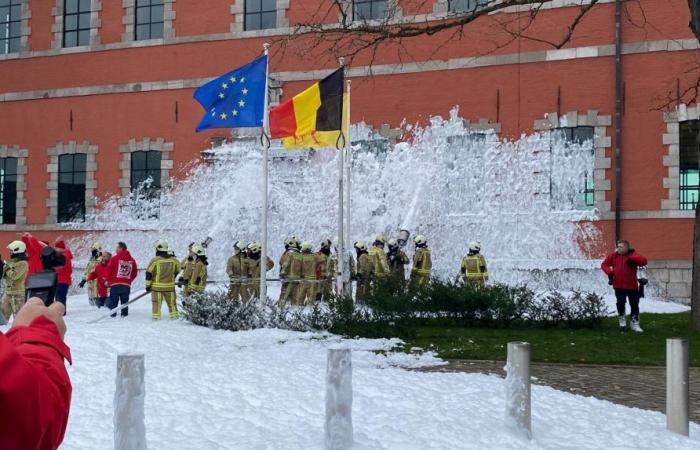 à Namur, le Parlement aspergé par des manifestants