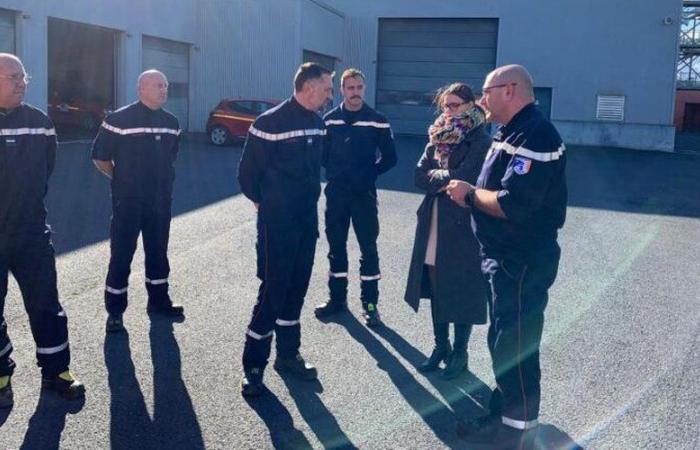 les quatre pompiers, avec le détachement Zone Sud, préparent la logistique avant de venir en aide aux sinistrés